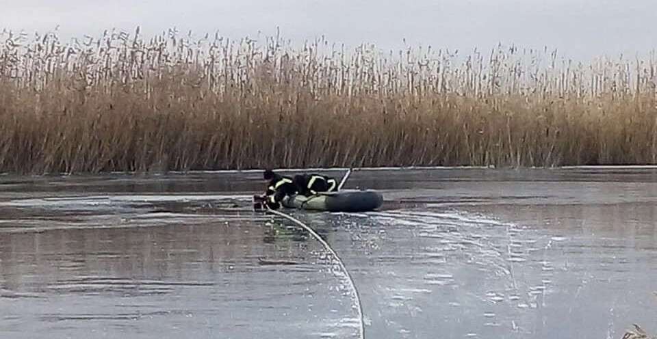 В Днепропетровской области мужчина провалился под лед и погиб