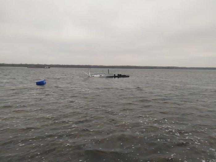 В Запорожской области на Днепре затонула баржа