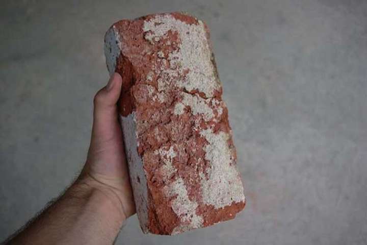 В Одессе мужчина ударил незнакомца кирпичом за припаркованный автомобиль и сломал ему череп – полиция