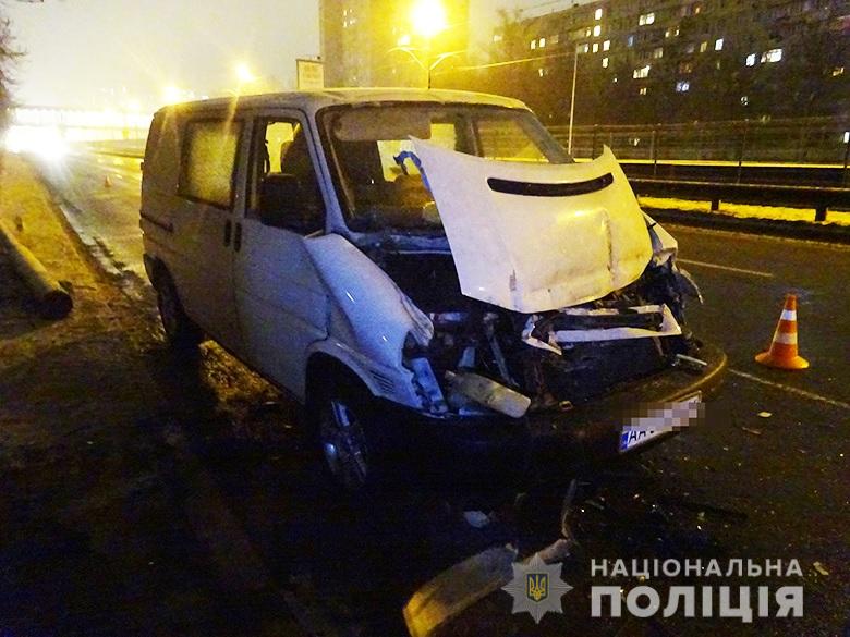  В Киеве пьяный иностранец-охранник угнал Volkswagen и угодил в ДТП
