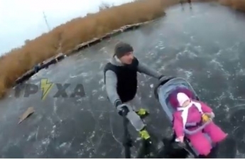 Молодые родители с коляской устроили «покатушки» на тонком льду