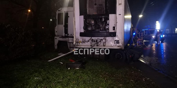 В Киеве ночью бензовоз протаранил припаркованный грузовик