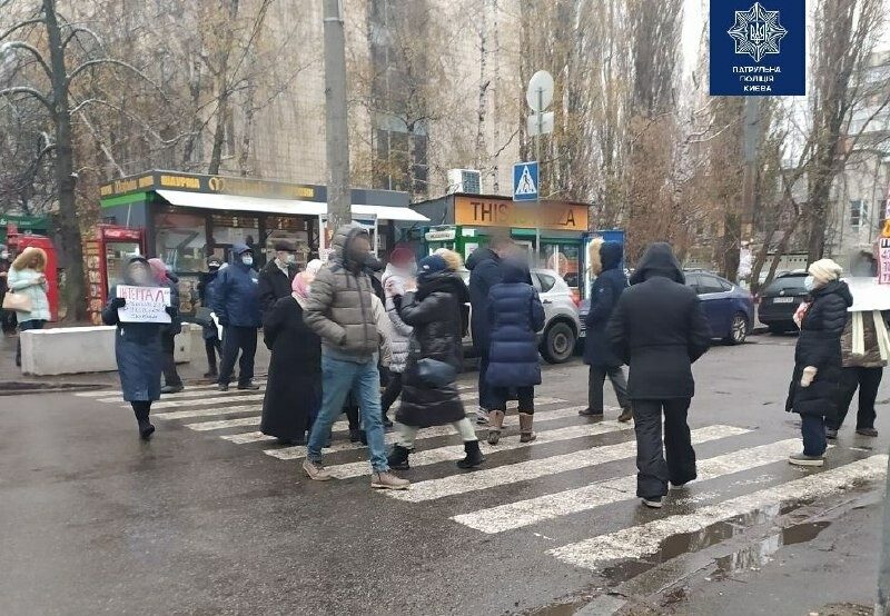 В Киеве протестующие перекрыли движение транспорта на улице Багговутовской
