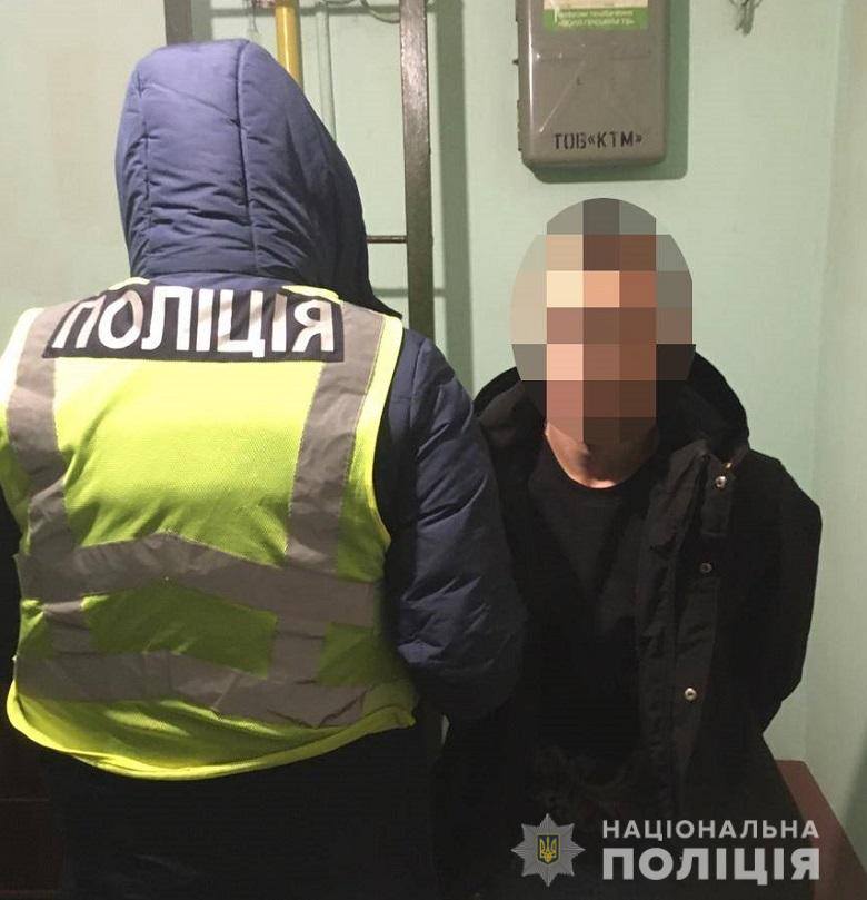 «Бил камнем по голове и забирал драгоценности»: в Киеве задержали грабителя женщин