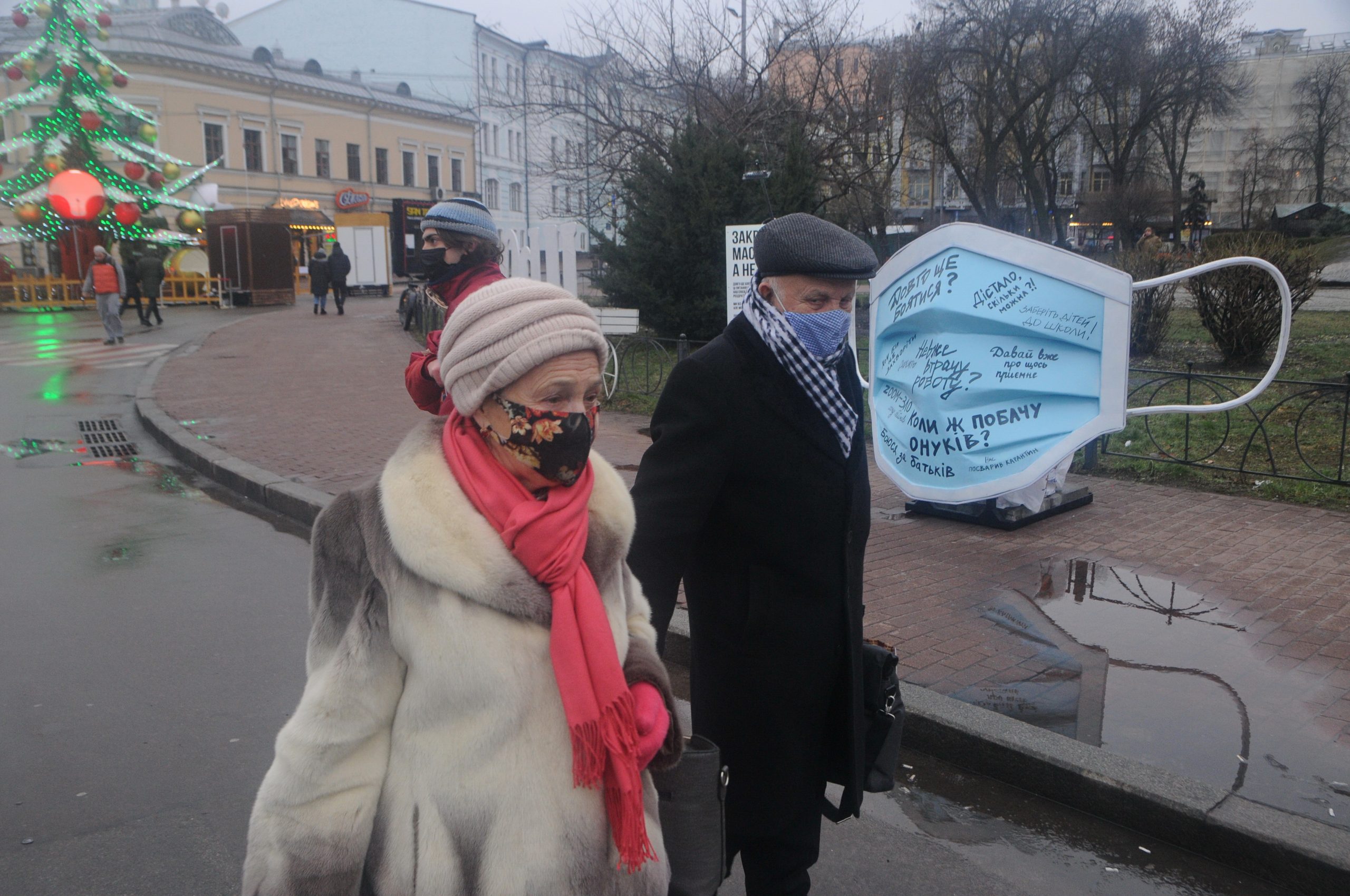 В Киеве на Контрактовой площади установили огромную маску