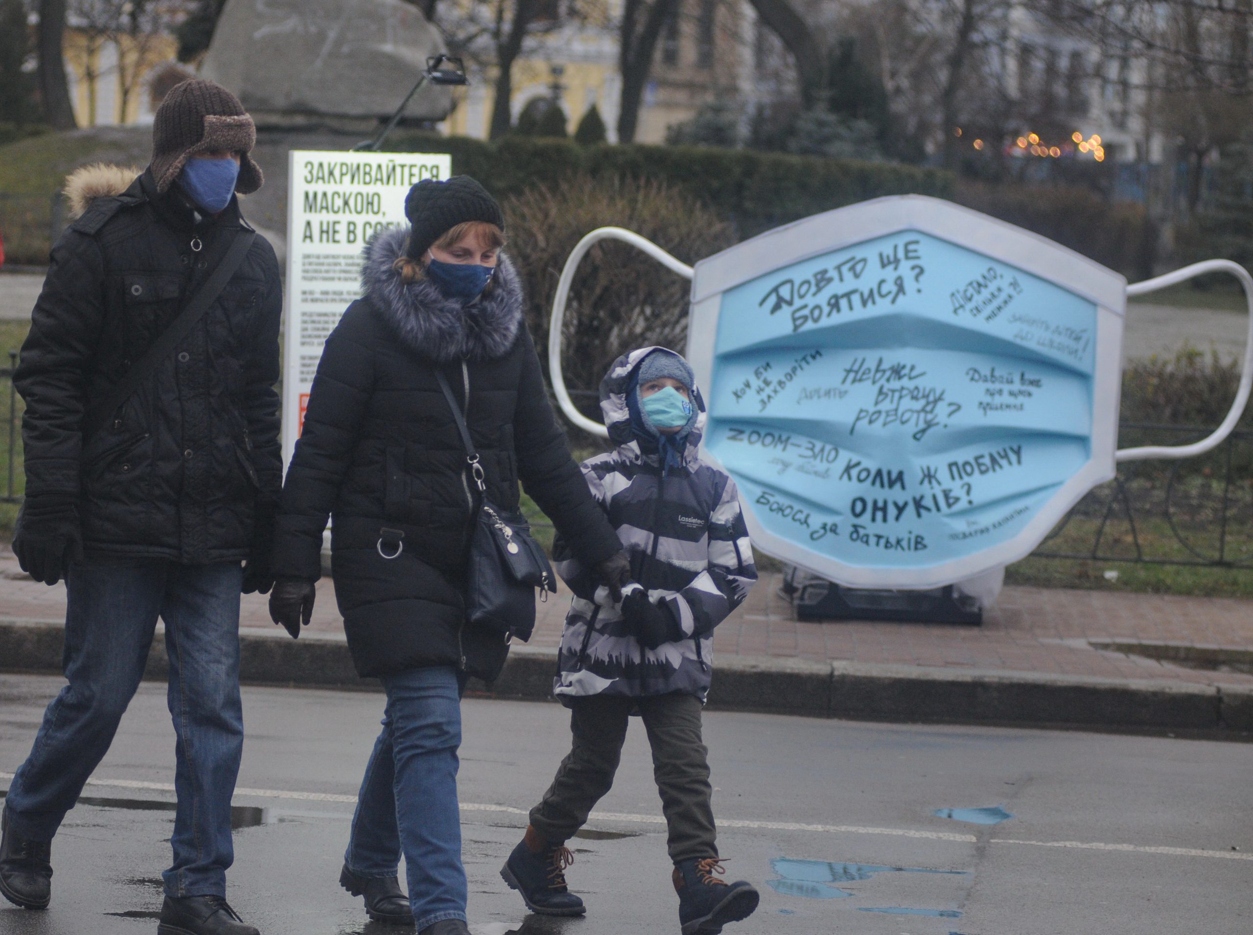 В Киеве на Контрактовой площади установили огромную маску
