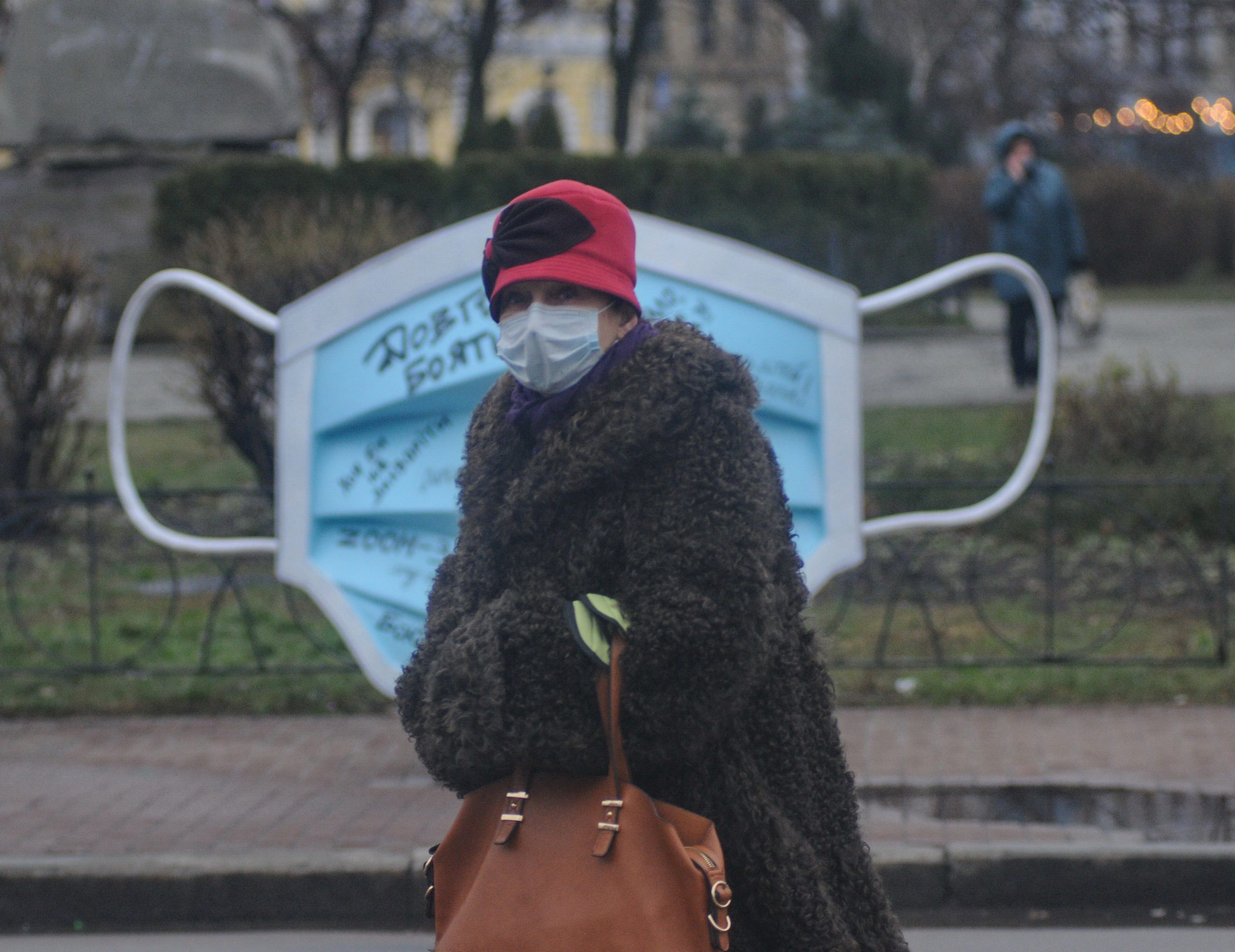 В Киеве на Контрактовой площади установили огромную маску