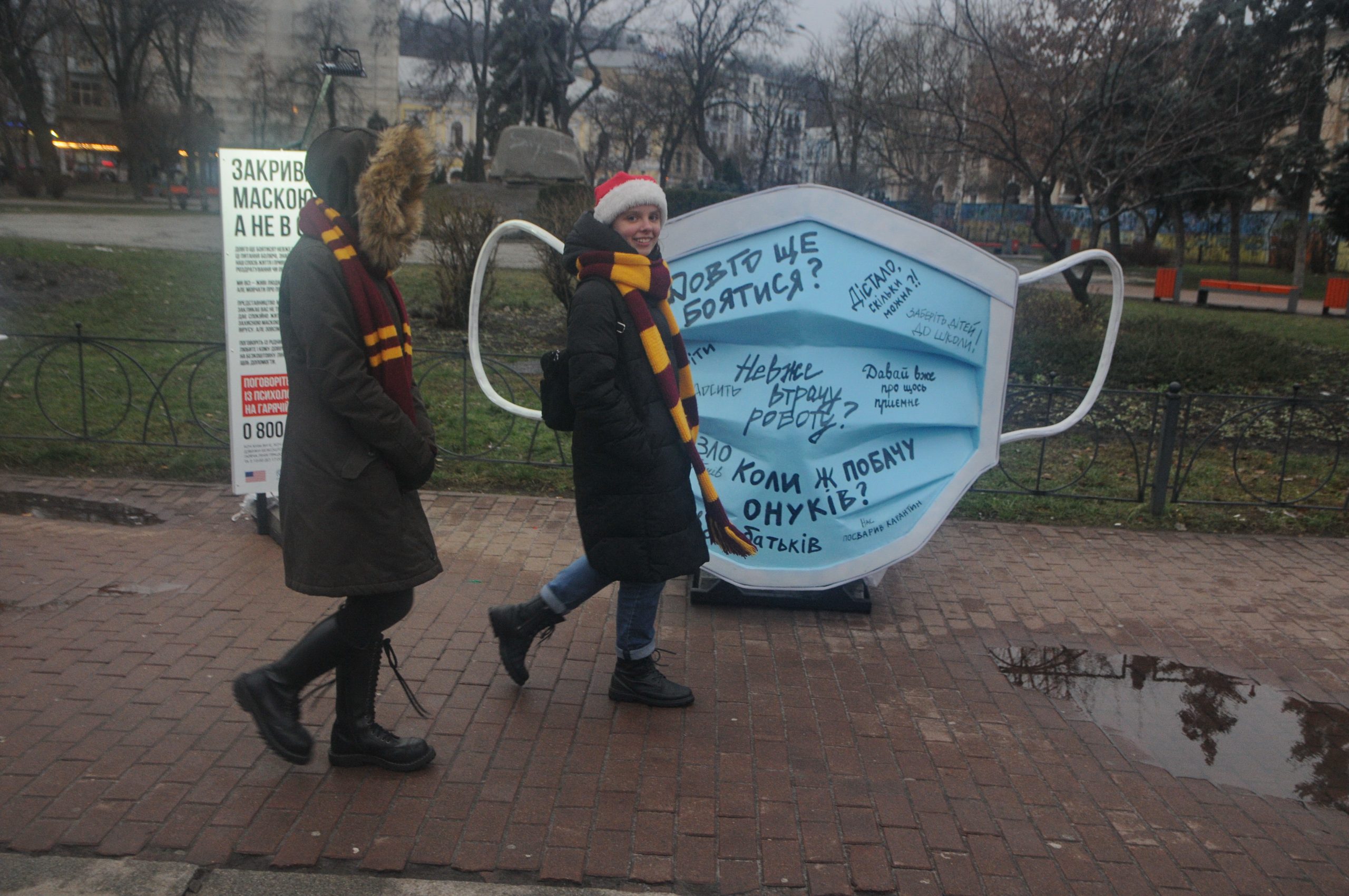 В Киеве на Контрактовой площади установили огромную маску