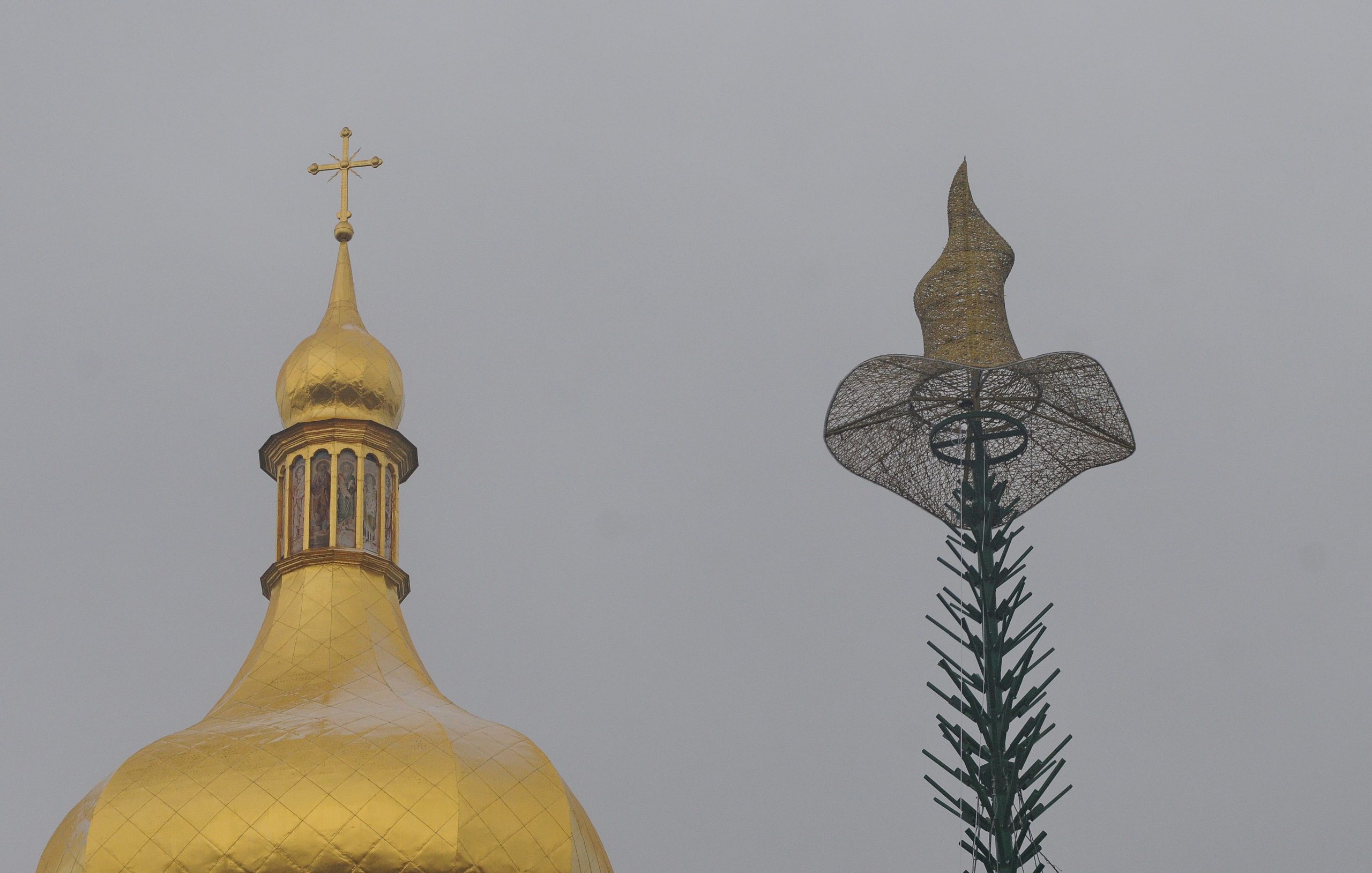 Главная елка страны в этом году будет в шляпе: на Софийской площади начали собирать каркас