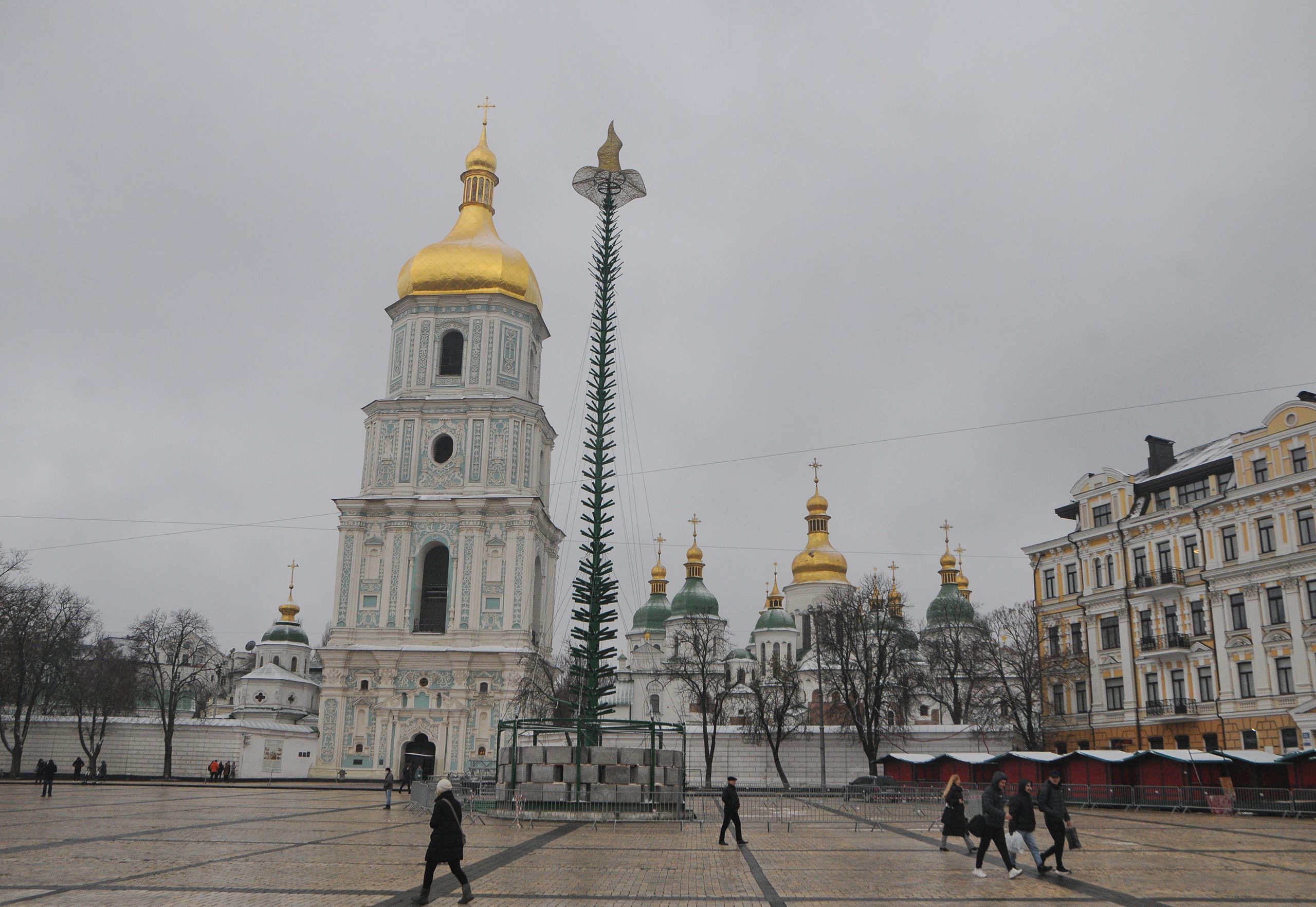 Главная елка страны в этом году будет в шляпе: на Софийской площади начали собирать каркас