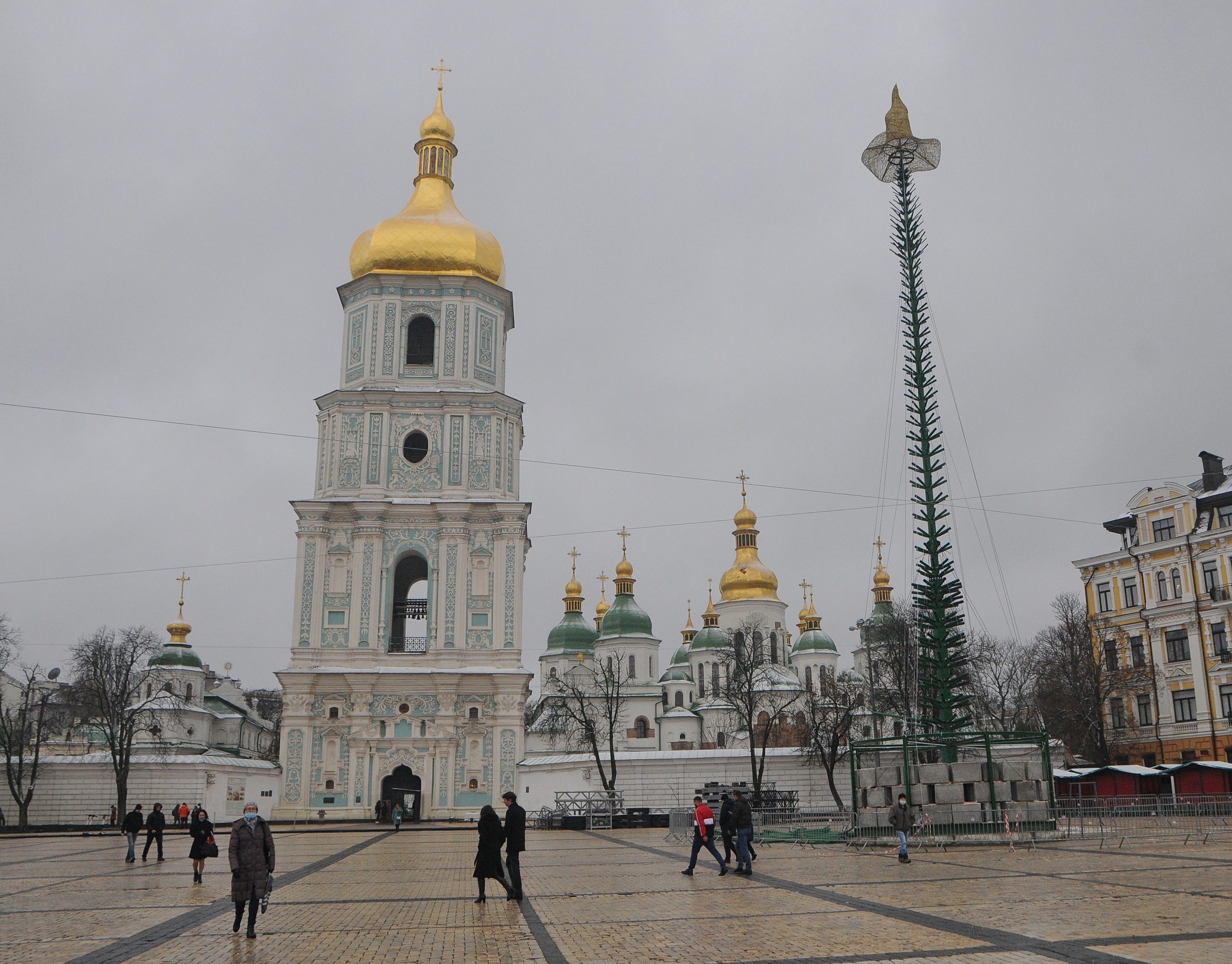 Главная елка страны в этом году будет в шляпе: на Софийской площади начали собирать каркас