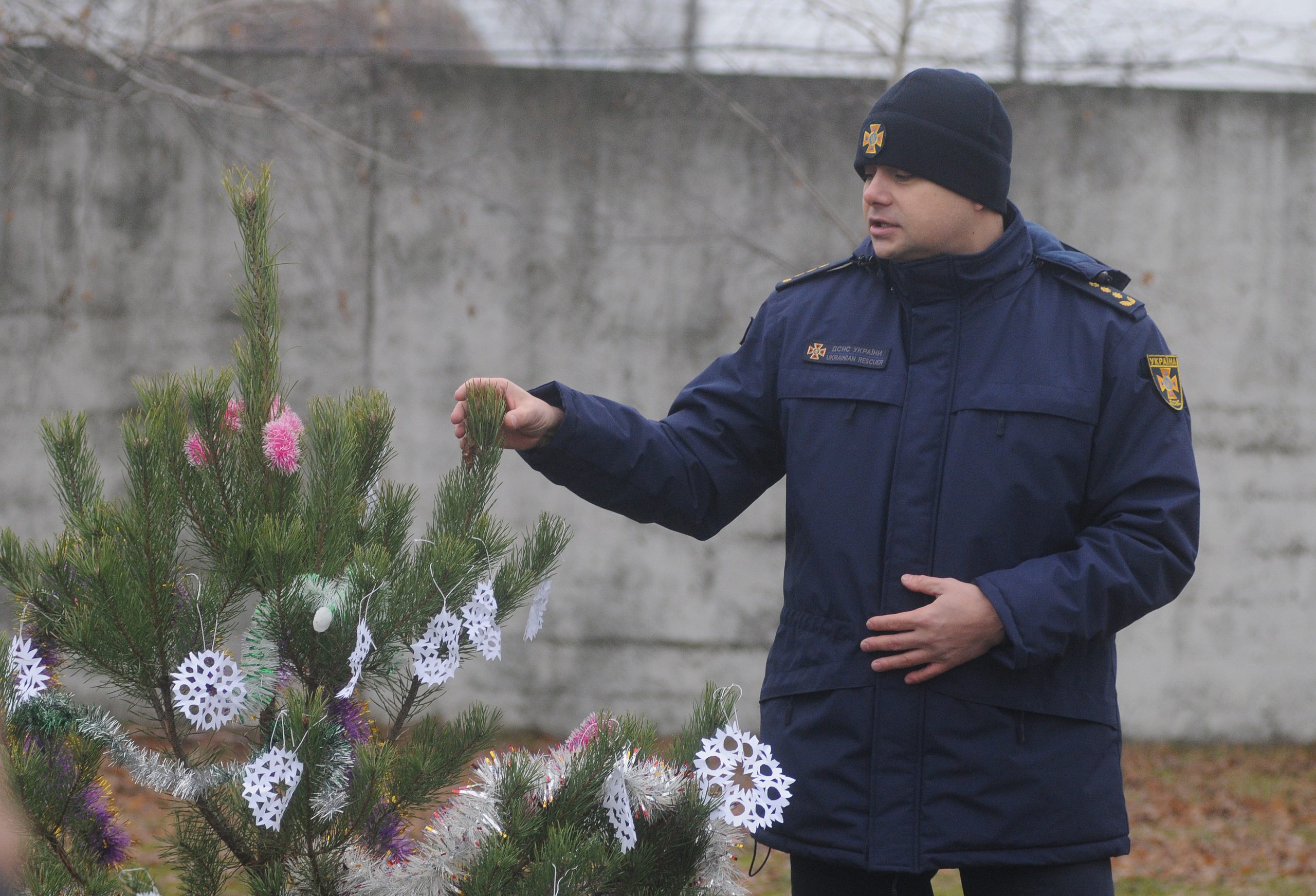 Спасатели продемонстрировали как правильно установить новогоднюю елку