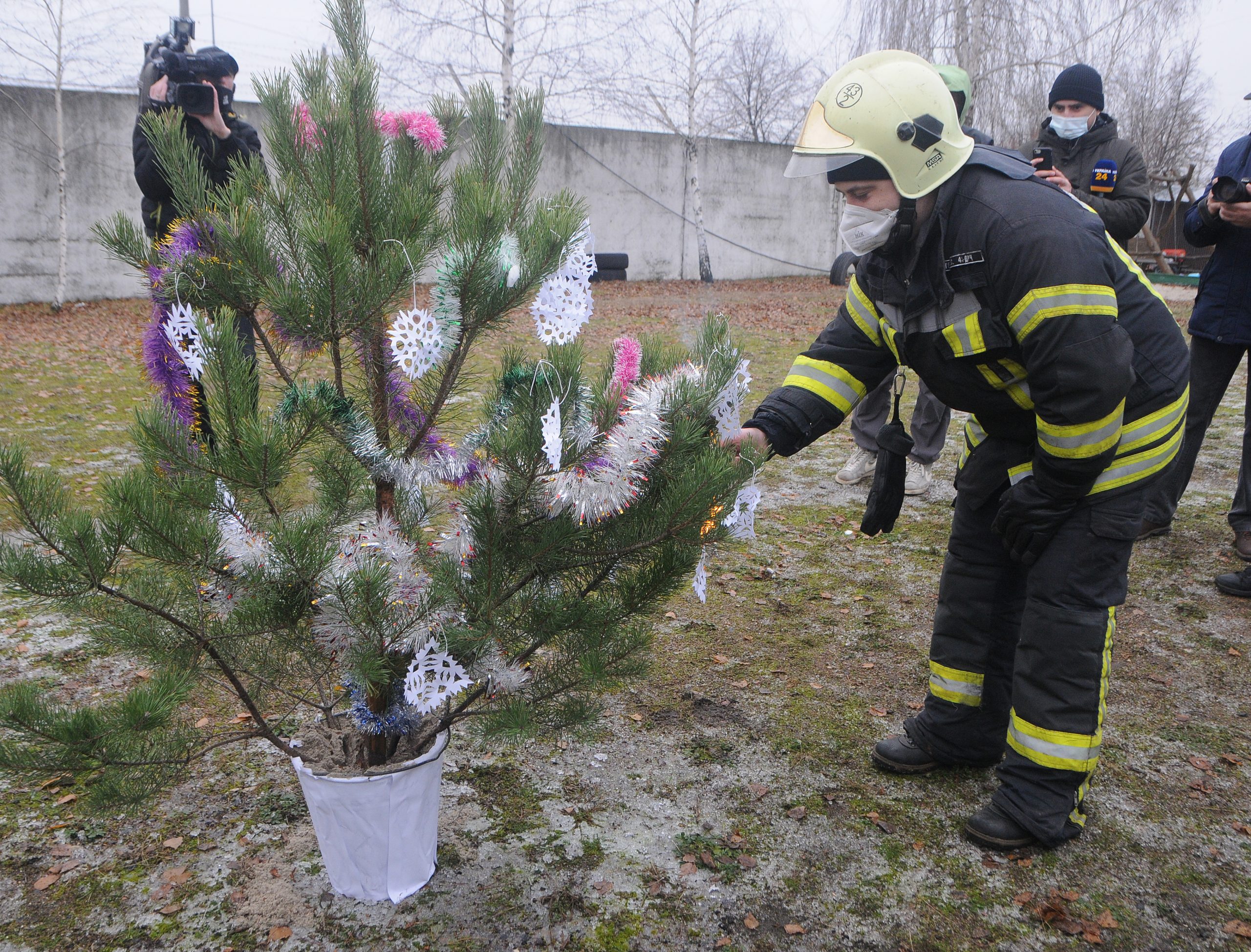 Спасатели продемонстрировали как правильно установить новогоднюю елку