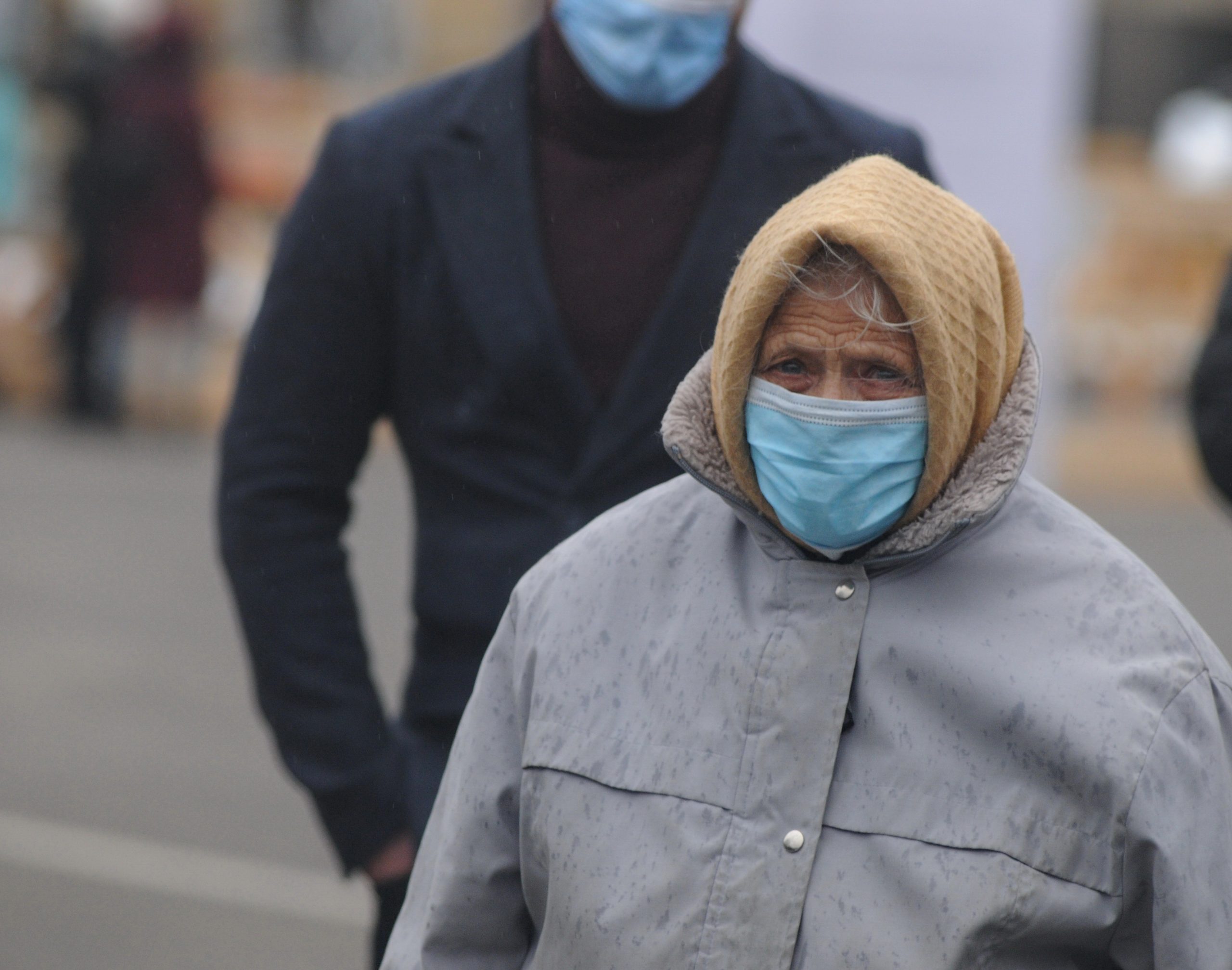 В Киеве на Контрактовой площади установили огромную маску