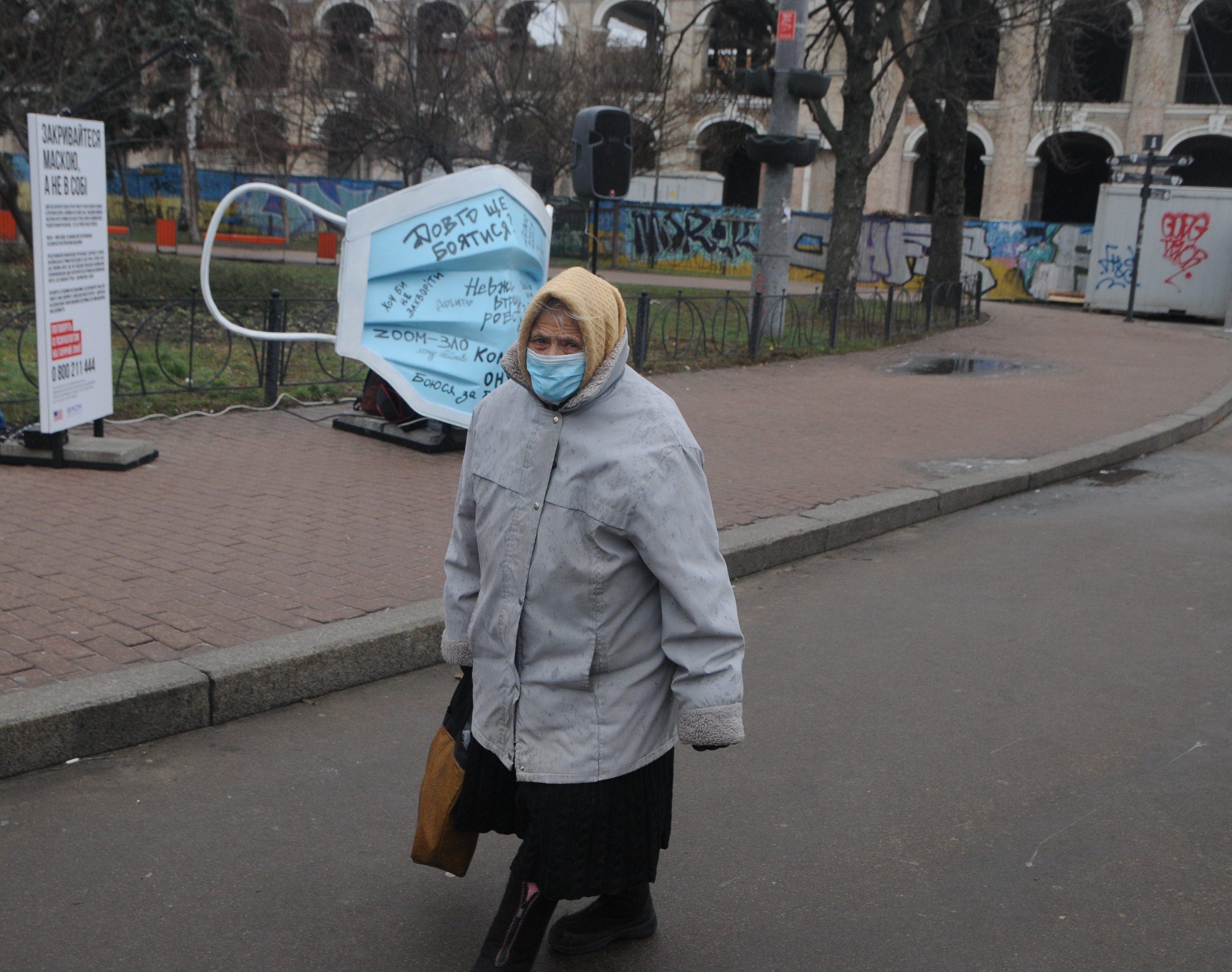 В Киеве на Контрактовой площади установили огромную маску