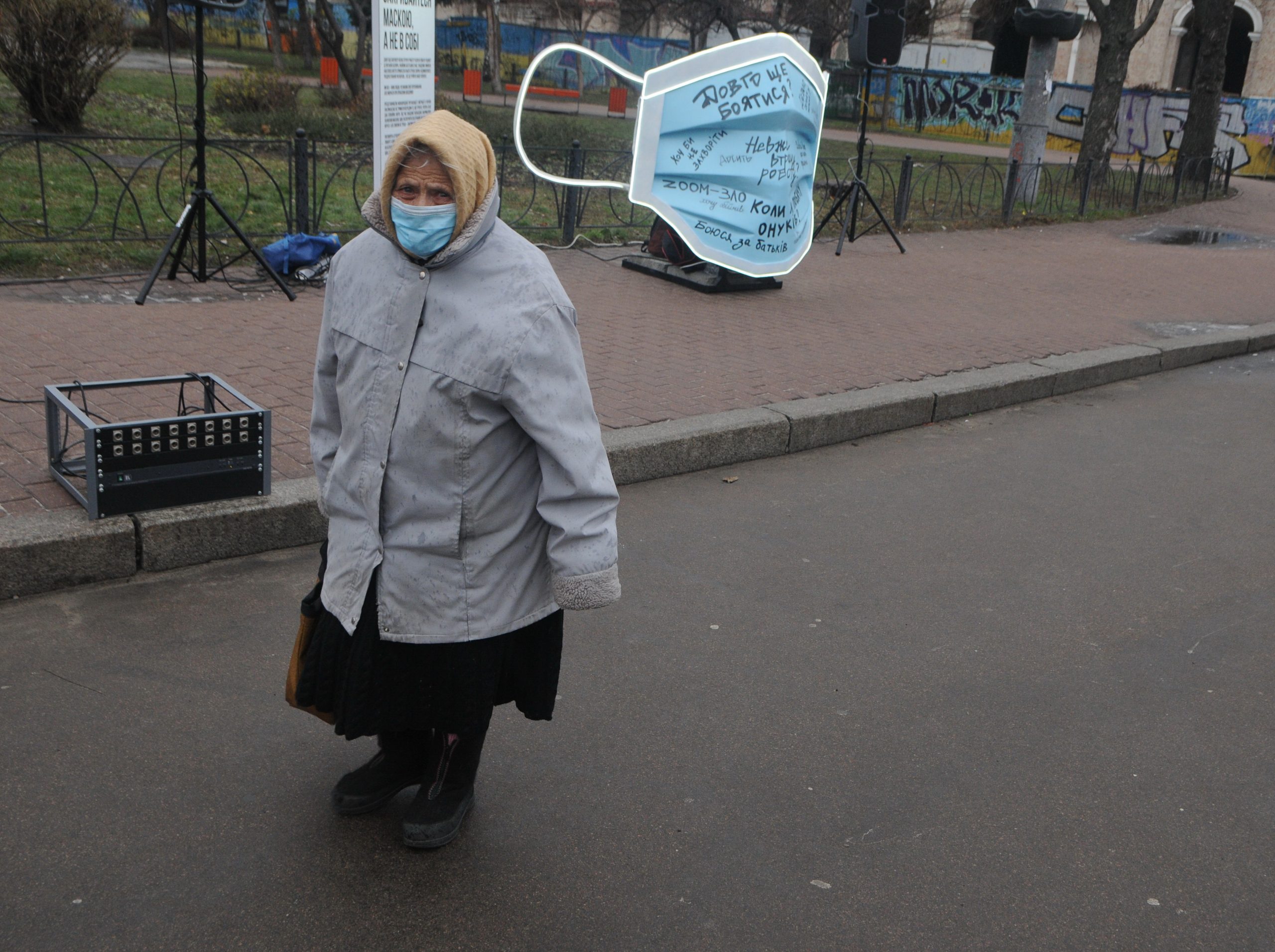 В Киеве на Контрактовой площади установили огромную маску