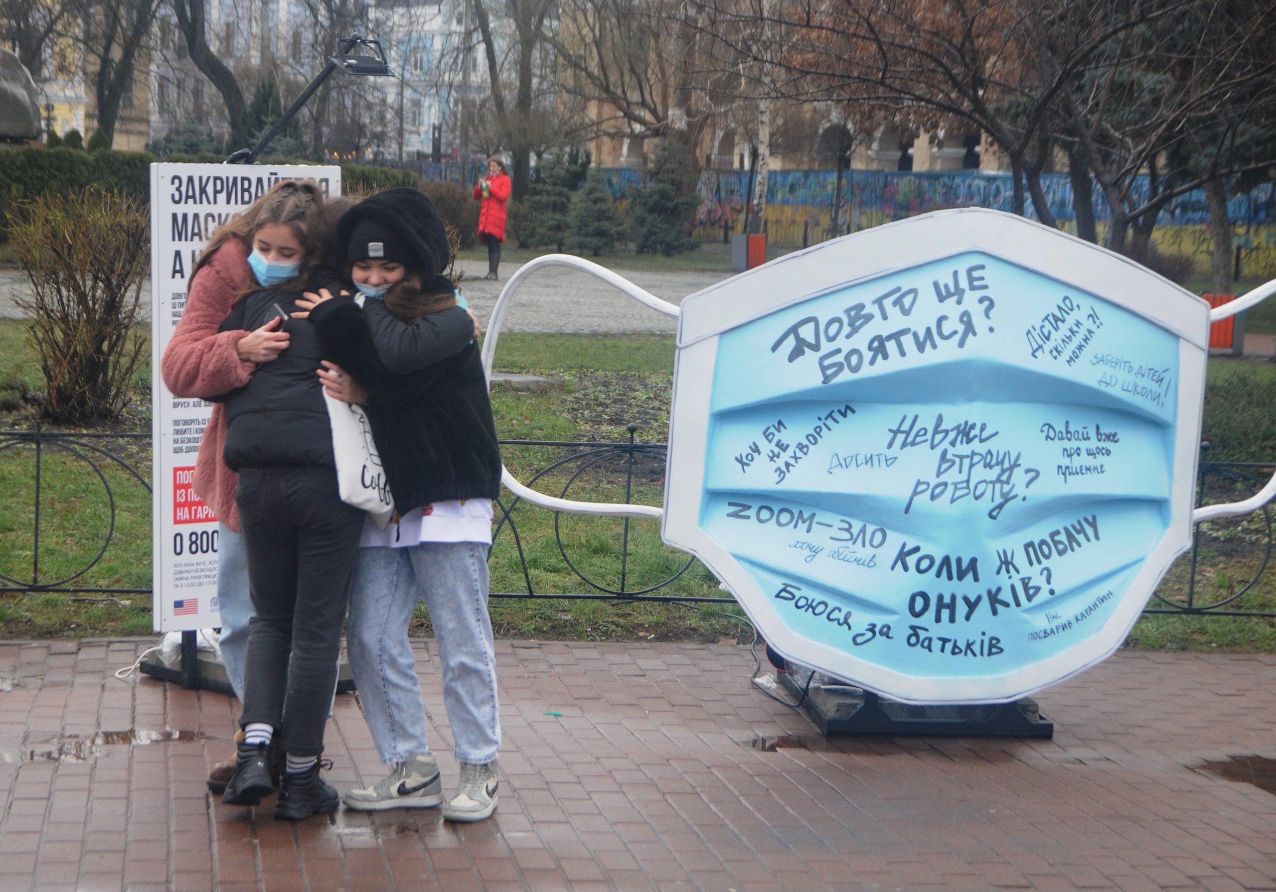 В Киеве на Контрактовой площади установили огромную маску