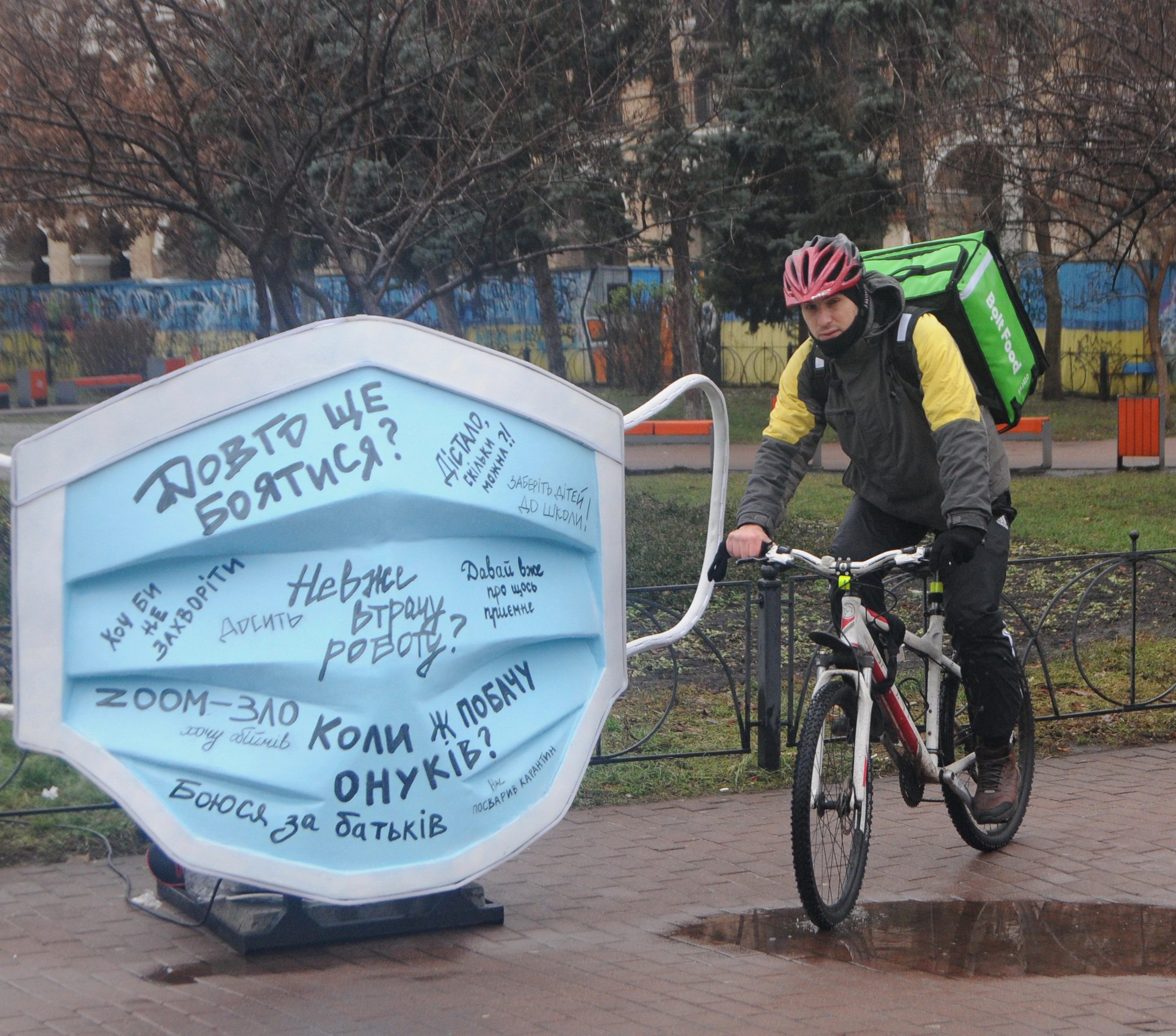 В Киеве на Контрактовой площади установили огромную маску