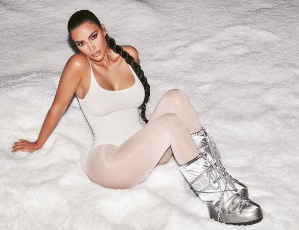 Ким Кардашьян позировала на снегу в серебристом наряде