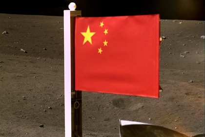 Китайские астронавты установили флаг на Луне