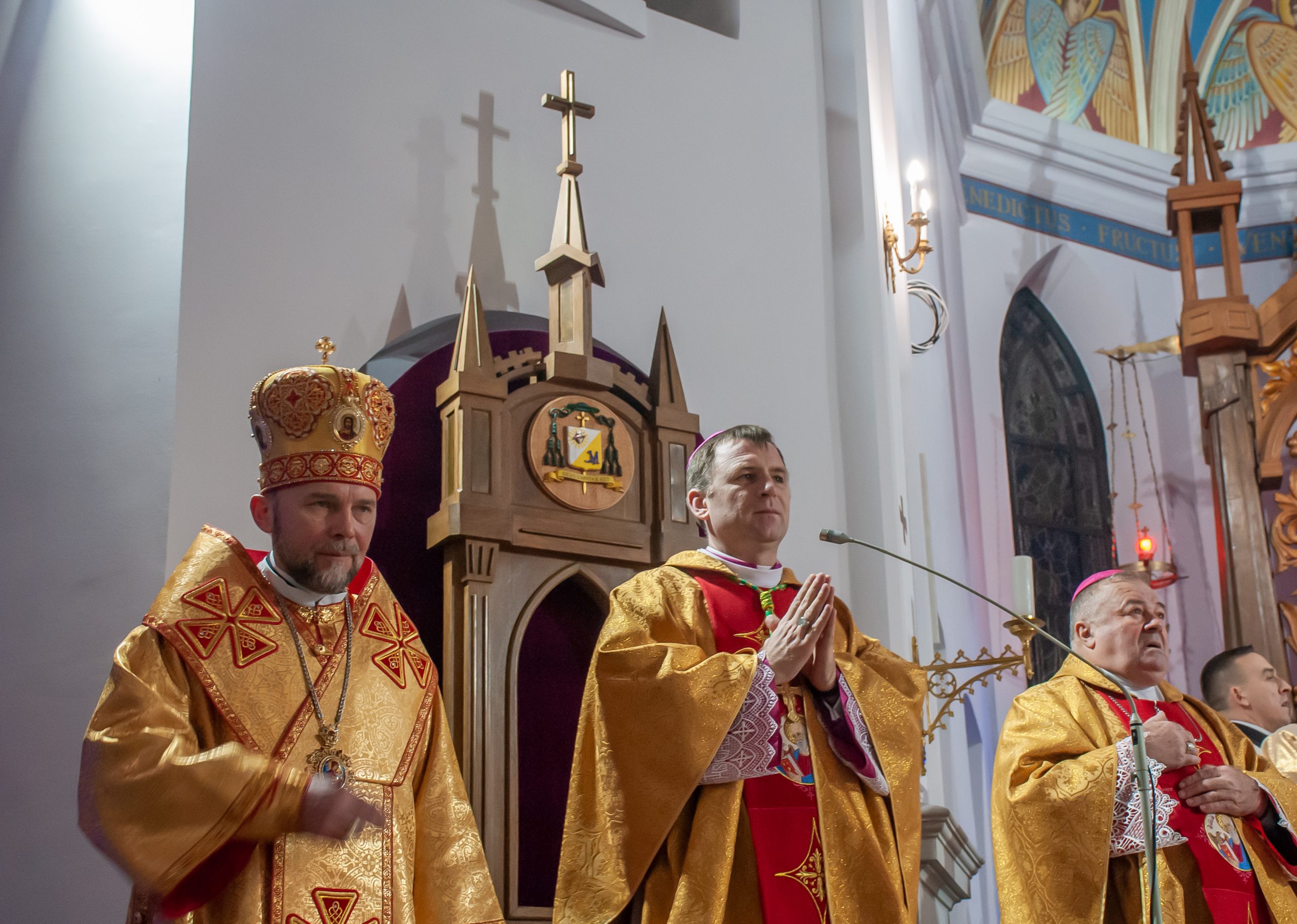 Верующие западного обряда празднуют Рождество