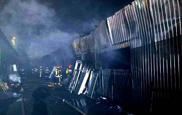 Крупный пожар на складах в Киеве потушен