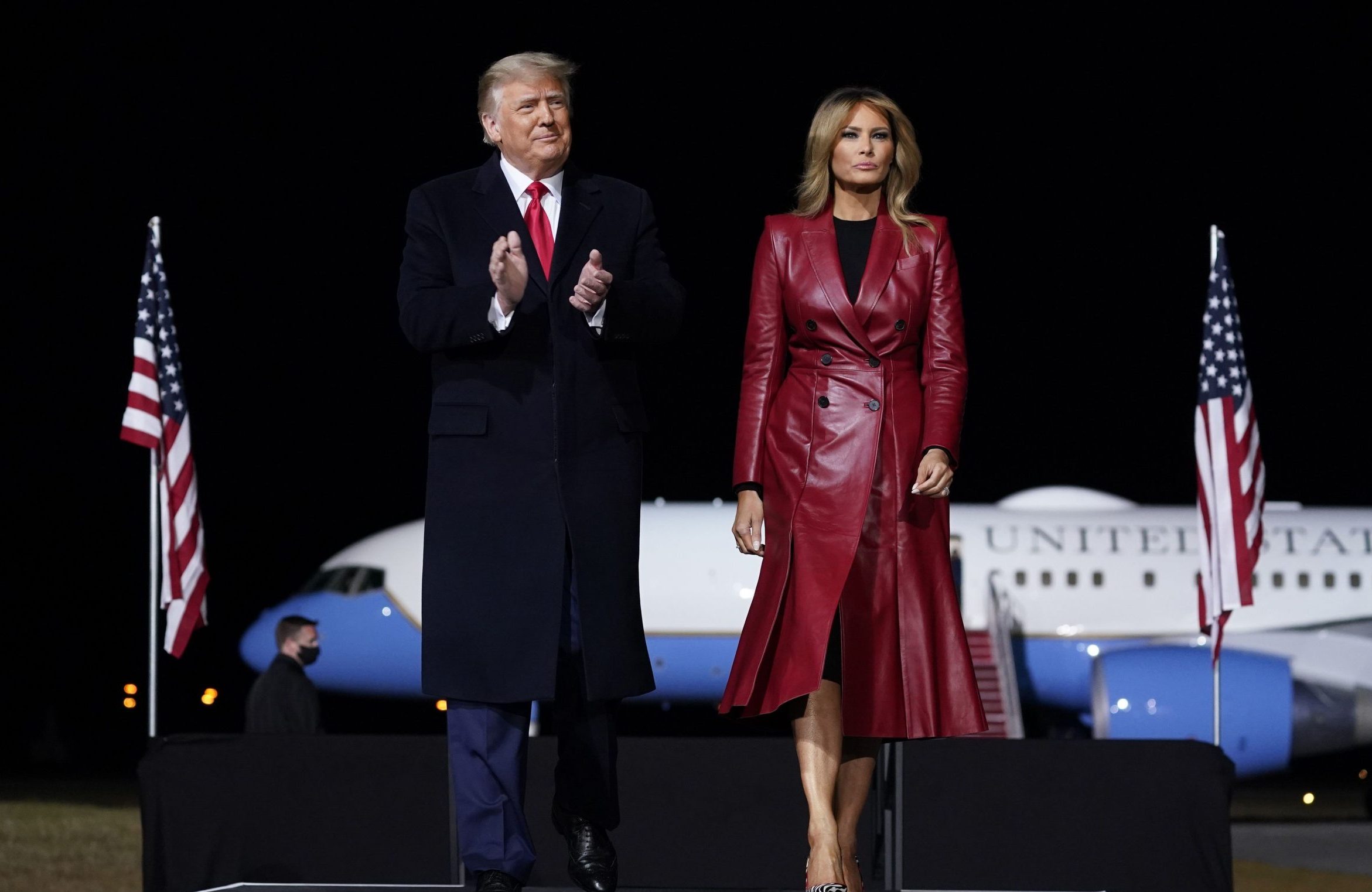 Мелания Трамп вышла на митинг в кожаном плаще и черном платье