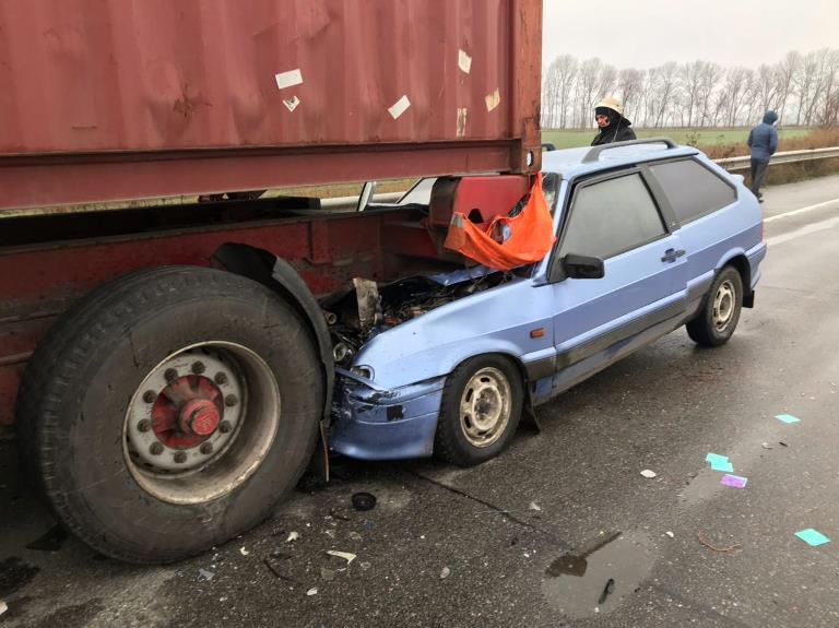 На трассе в Харьковской области Lada «нырнула» под грузовик: пострадала женщина