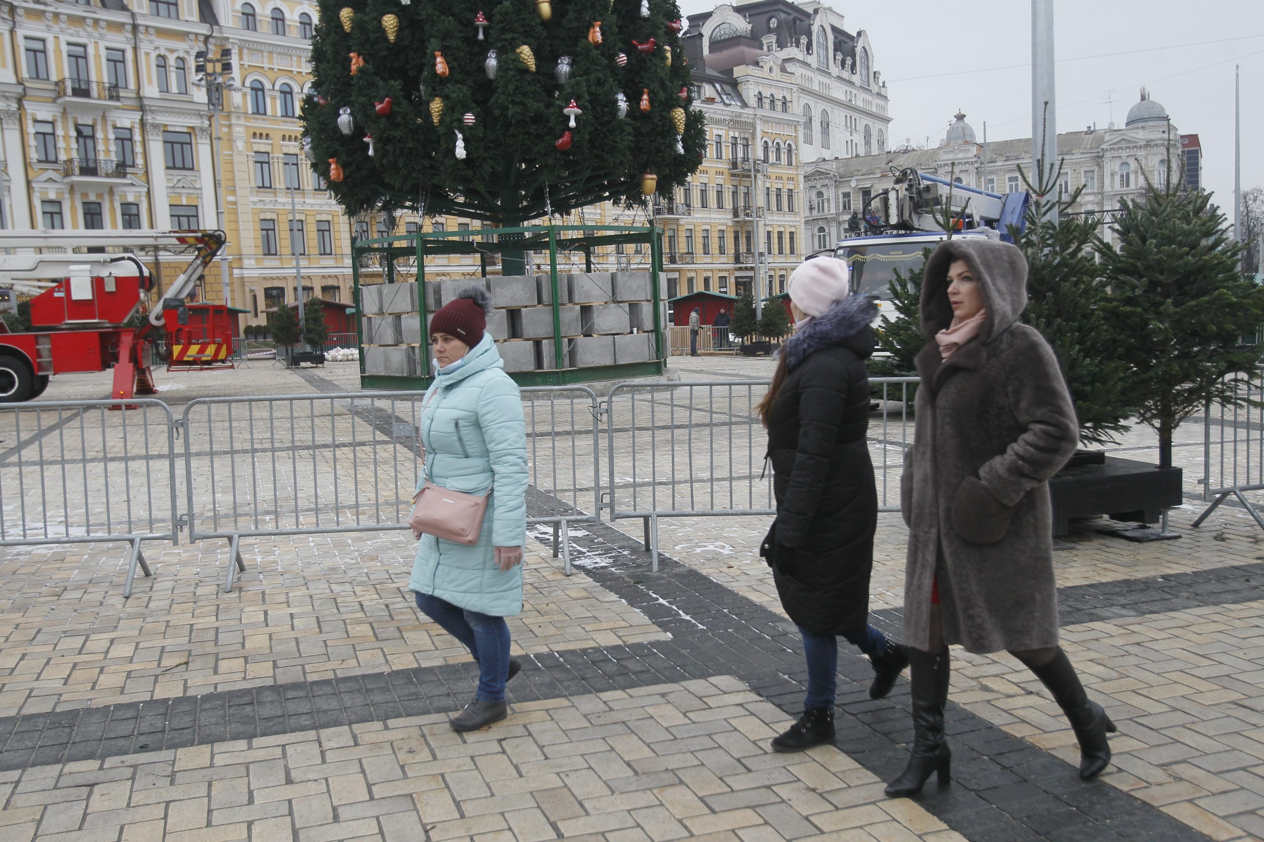 Главная елка страны пока еще в шляпе и почти готова к открытию