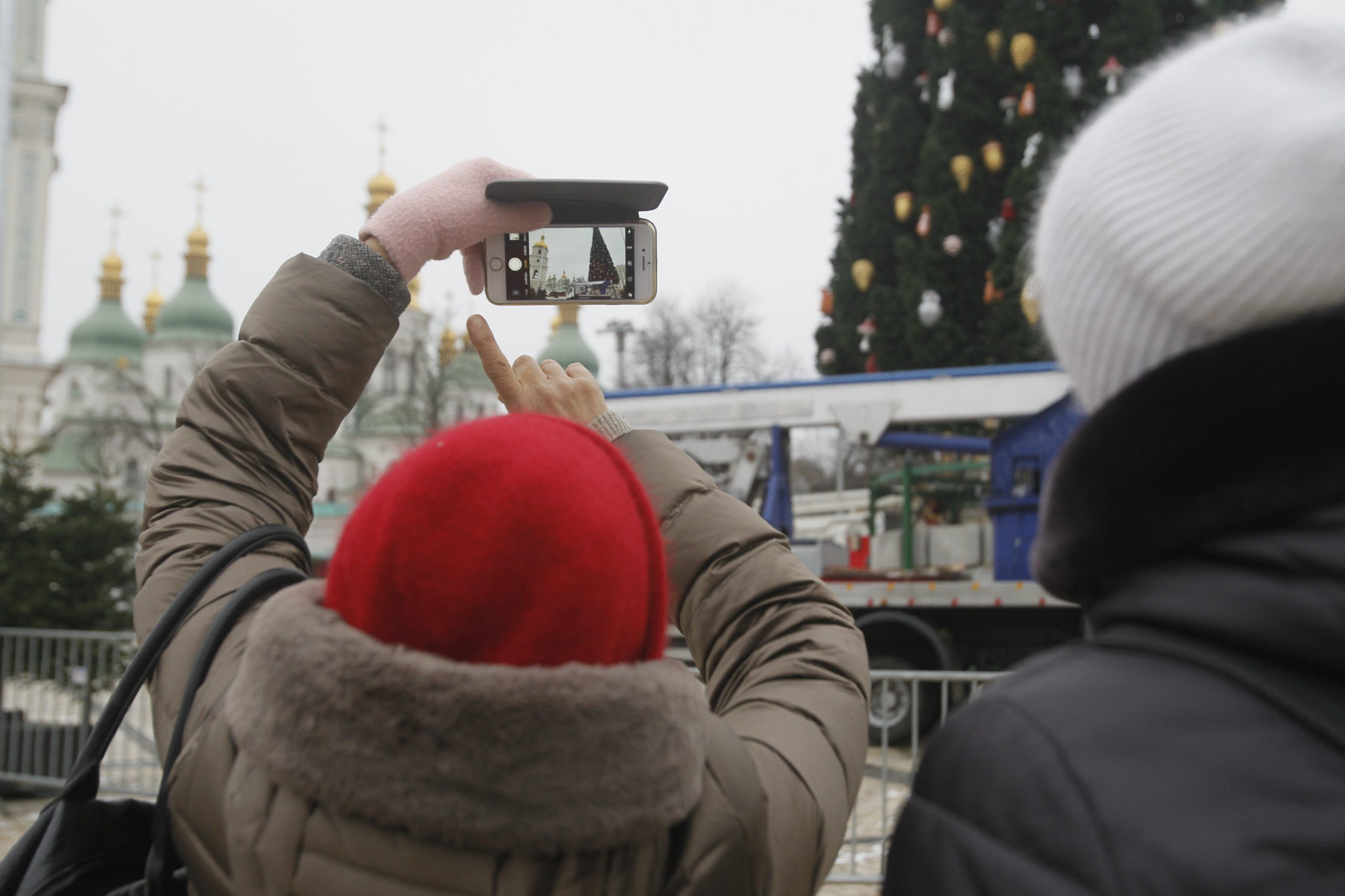 Главная елка страны пока еще в шляпе и почти готова к открытию