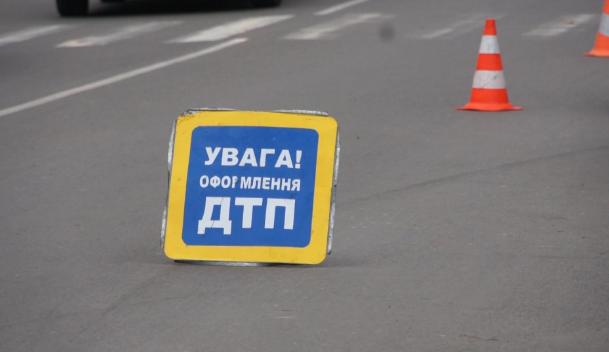 В Запорожье автомобиль свалил столб: водитель погиб