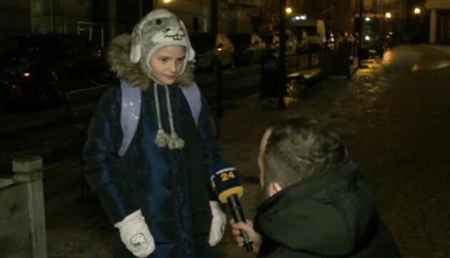 «Падала 40 раз»: журналисты разыскали девочку с Андреевского спуска, видео с которой стало вирусным