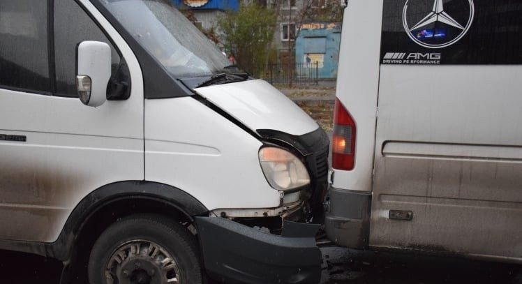 Перед «зеброй» в Николаеве столкнулись два микроавтобуса и маршрутка