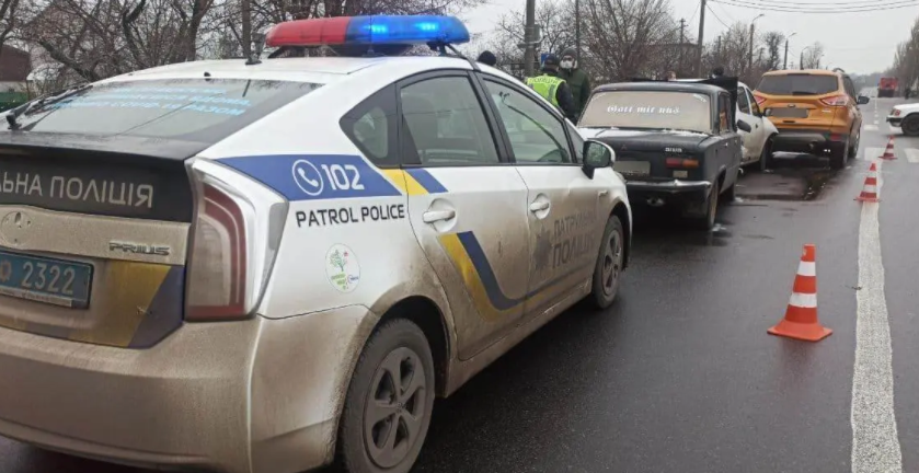 Под Днепром столкнулись Ford, Renault и ВАЗ