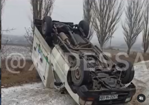 В Одессу у кладбища перевернулся фургон