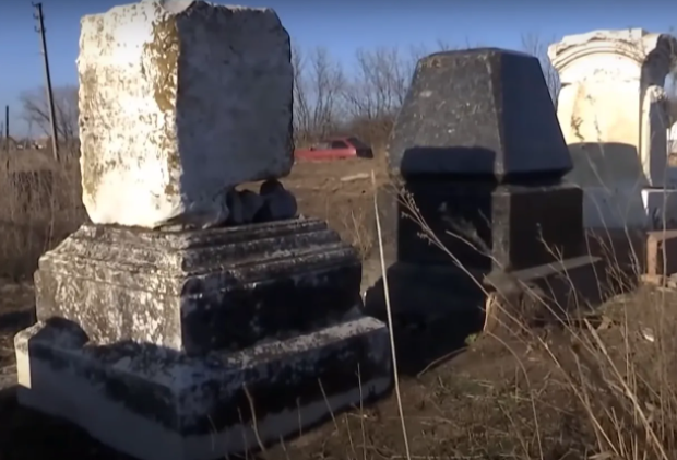 Под Запорожьем фермер распахал старое еврейское кладбище
