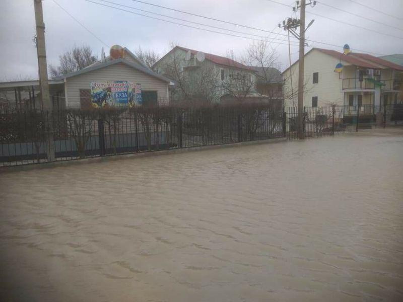Популярный курорт на Азовском море затопило во время шторма