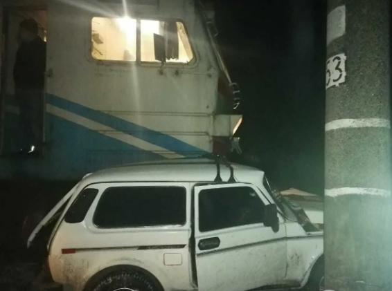 Пьяный водитель Нивы врезался в электричку под Киевом