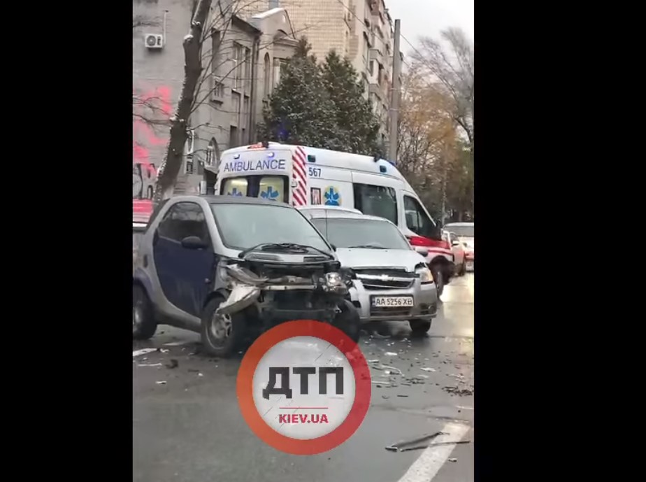 На Лукьяновке в Киеве столкнулись Smart и Chevrolet: у авто значительные повреждения