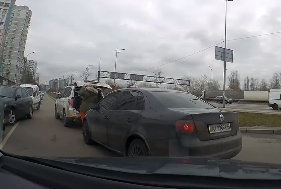 В Киеве женщина катала детей в багажнике и создала пробку