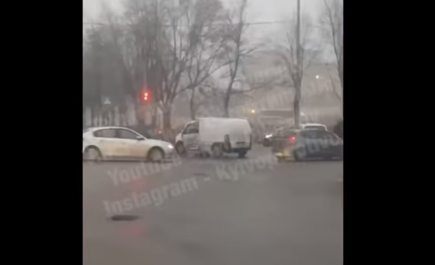 На Минском массиве в Киеве столкнулись грузовик и микроавтобус: есть пострадавшие