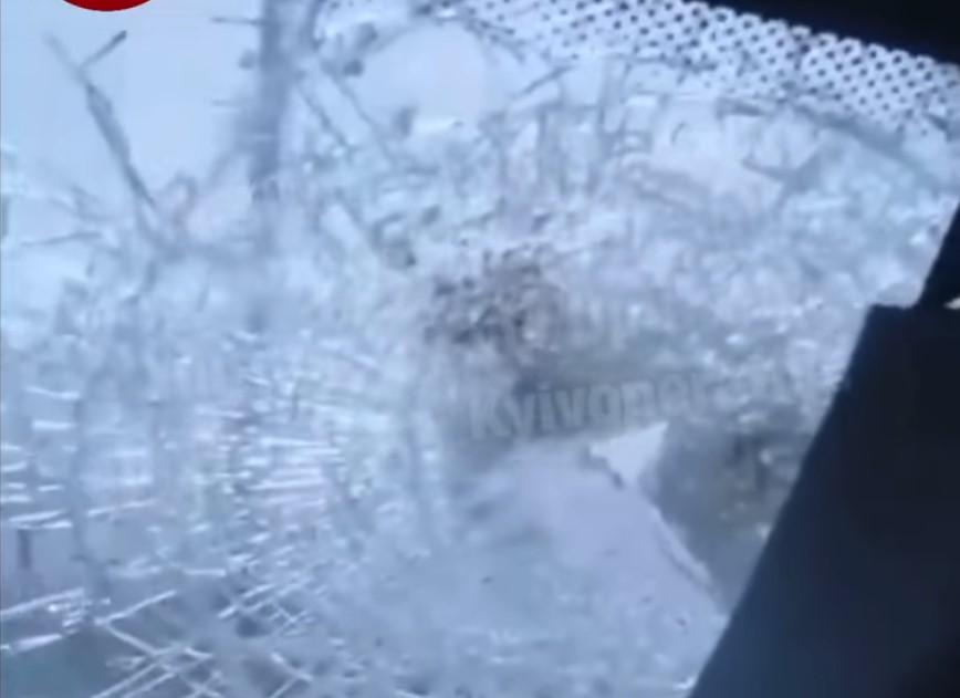В Киеве на мосту в авто влетела часть от грузовика