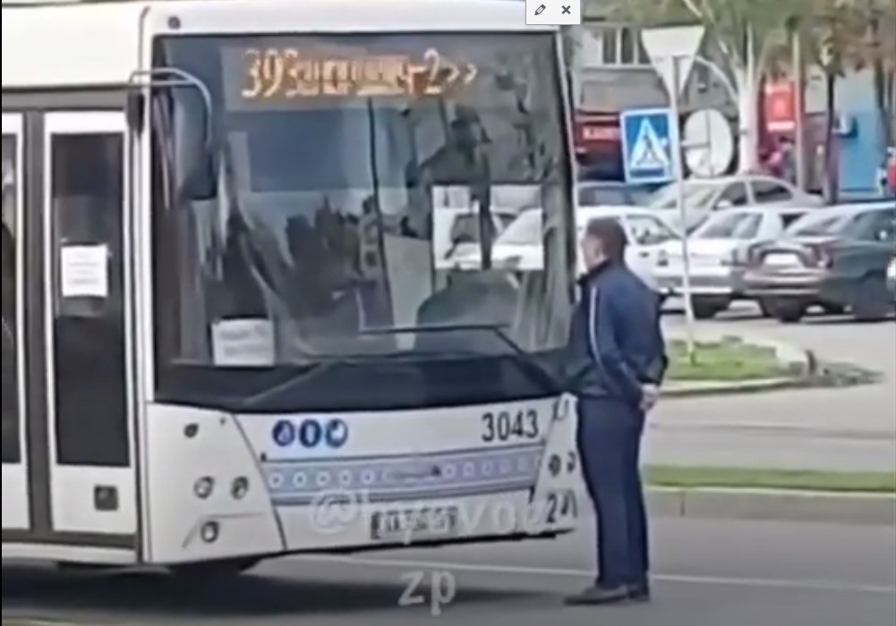 В Запорожье пассажиру отказали в проезде и он грудью блокировал автобус