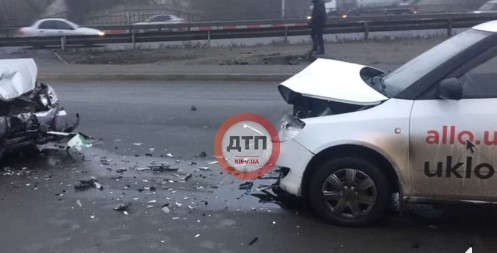 На Выдубичах в Киеве таксист стал виновником «лобового» ДТП