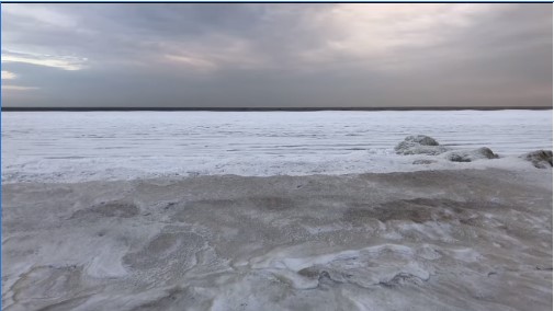 В Бердянске замерзло море: в Сети появились снимки Азовского моря в «спячке»
