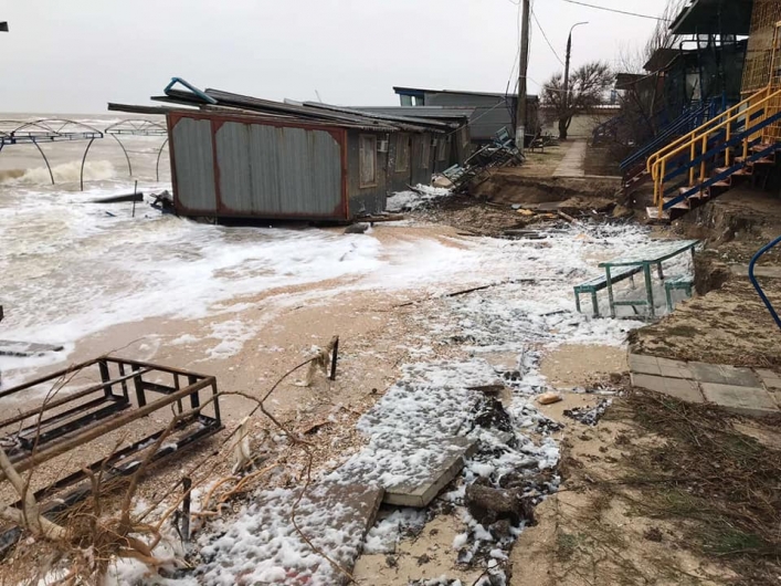Сильный шторм в Кирилловке уничтожает прибрежные сооружения  