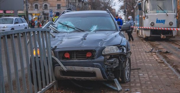 В Днепре женщина на Volvo снесла ограждение и сбила человека