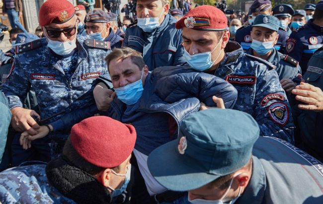 В Ереване активисты пытались прорваться в здание правительства