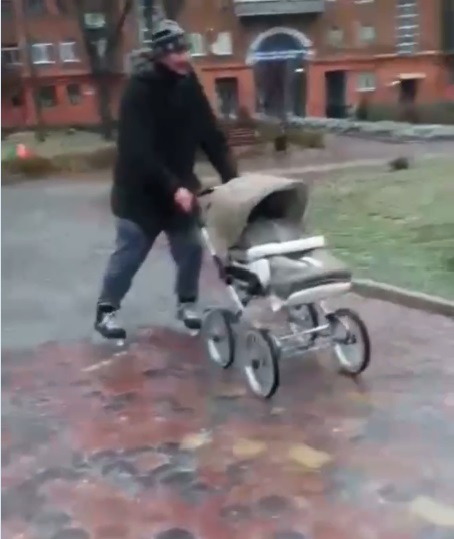 В Харькове отец на коньках прокатил малыша в коляске