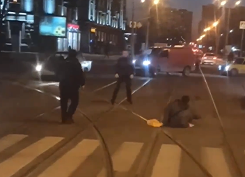 В Харькове прямо на дороге пешеход подрался с водителем